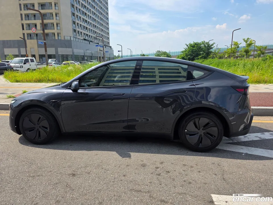Tesla Model Y AWD 2025 — thumbnail 2