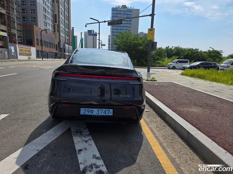 Tesla Model Y AWD 2025 — thumbnail 4