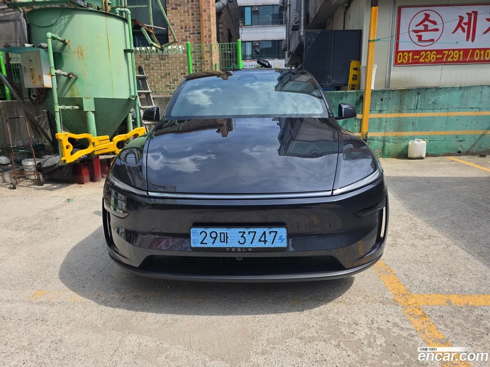 Tesla Model Y AWD 2025 — photo 1, buy with delivery to Moscow