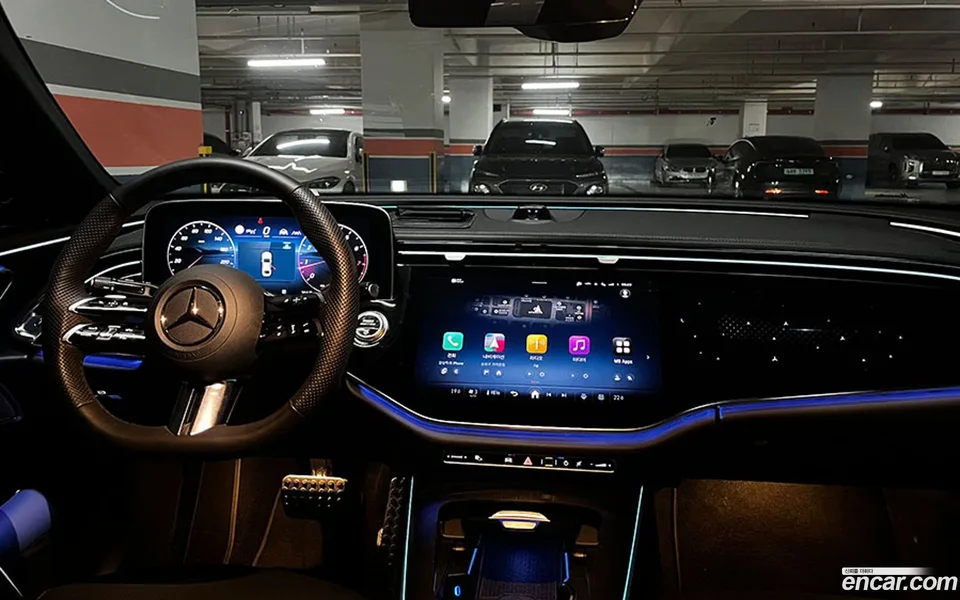 Mercedes-Benz E-Class E300 4MATIC AMG Line 2025 — thumbnail 2