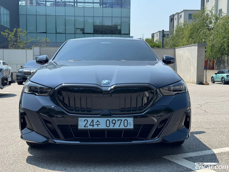BMW i5 eDrive 40 M 2025 — photo 1, buy with delivery to Moscow