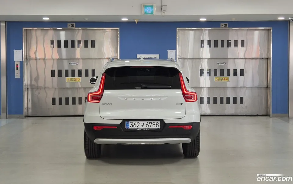 Volvo XC40 B4 2025 — thumbnail 4