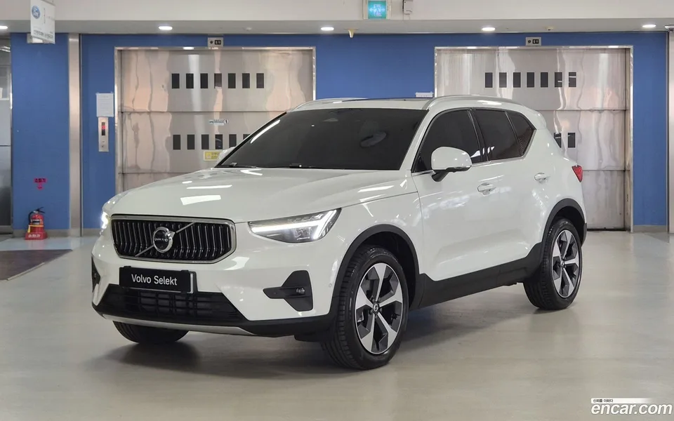 Volvo XC40 B4 2025 — photo 1, buy with delivery to Moscow