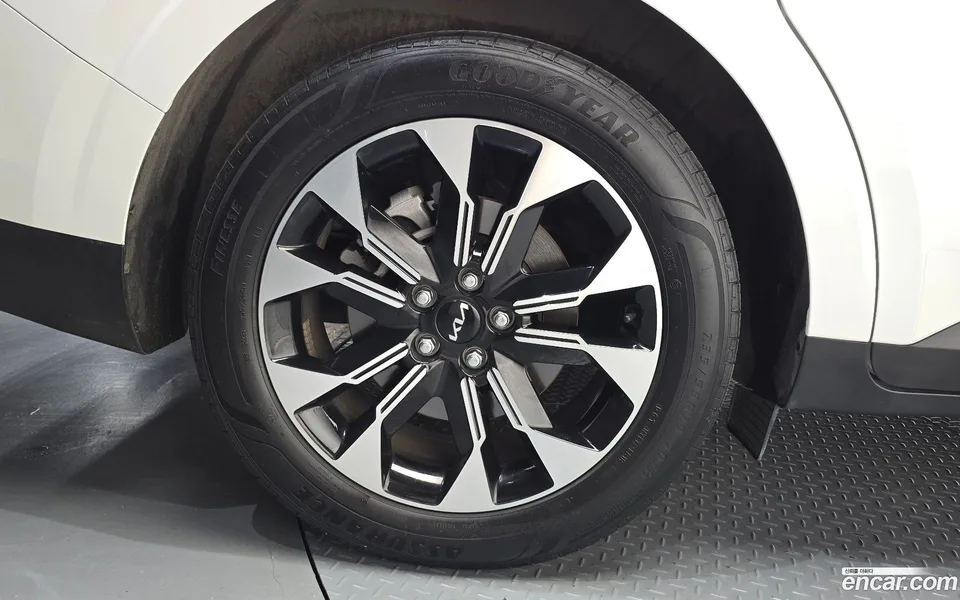 Kia Carnival 9 2023 — thumbnail 5