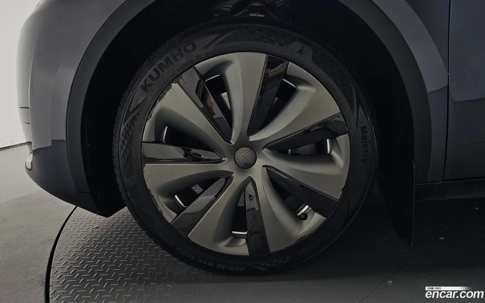 Tesla Model Y RWD 2024 — thumbnail 5
