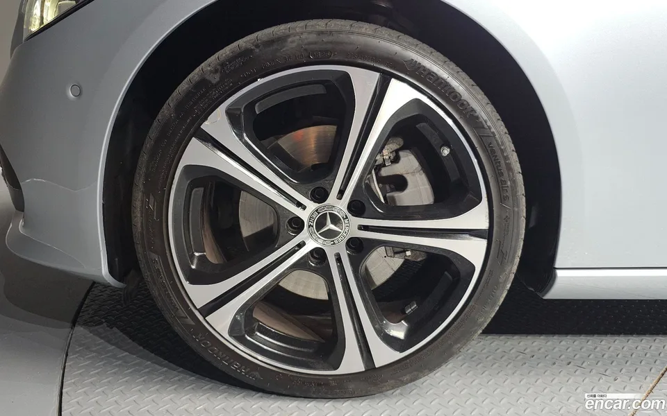 Mercedes-Benz C-Class C300 4MATIC 2023 — thumbnail 2