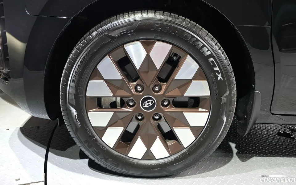 Hyundai Staria 4WD 9 2023 — thumbnail 5