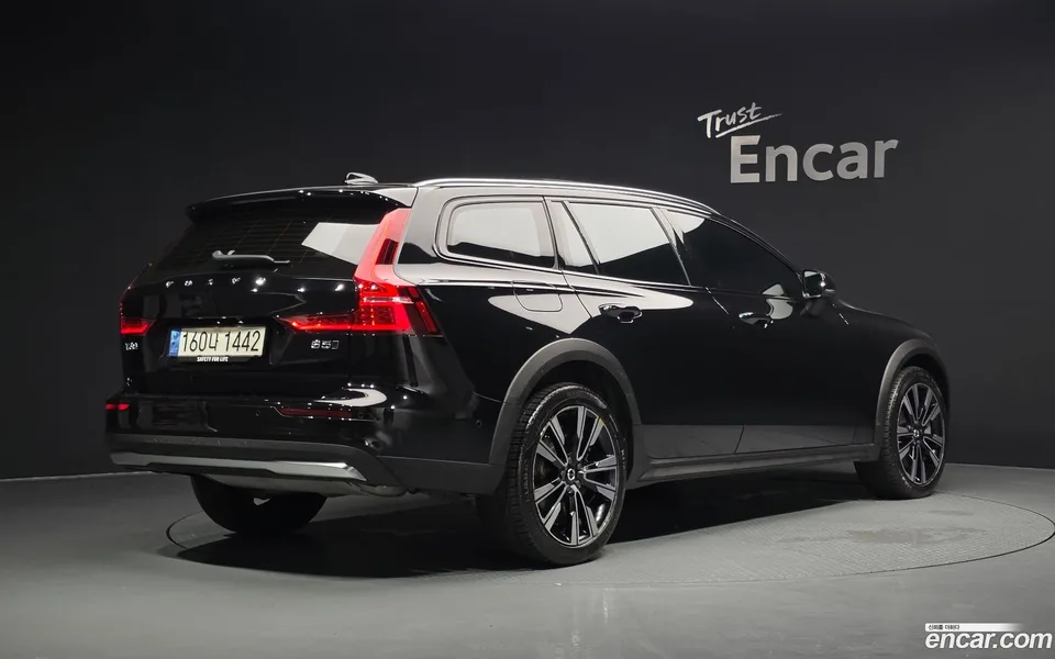 Volvo V60 Cross Country B5 AWD 2023 — thumbnail 2