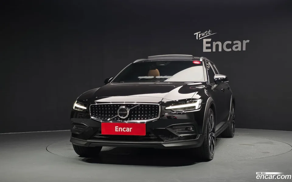 Volvo V60 Cross Country B5 AWD 2023 — thumbnail 3