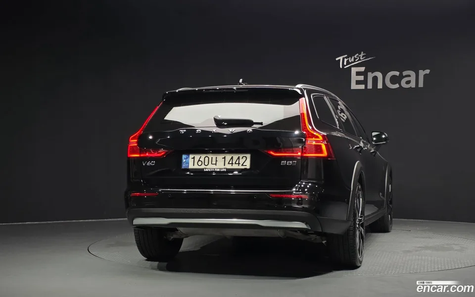 Volvo V60 Cross Country B5 AWD 2023 — thumbnail 4