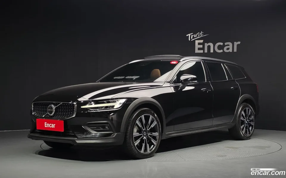 Volvo V60 Cross Country B5 AWD 2023 — photo 1, buy with delivery to Moscow