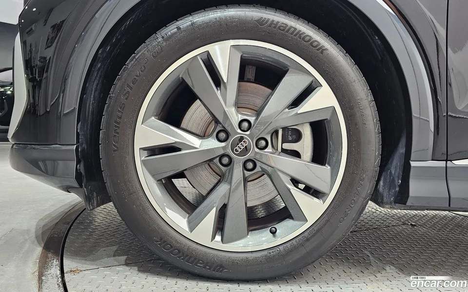 Audi Q4 e-tron 40 2023 — thumbnail 2