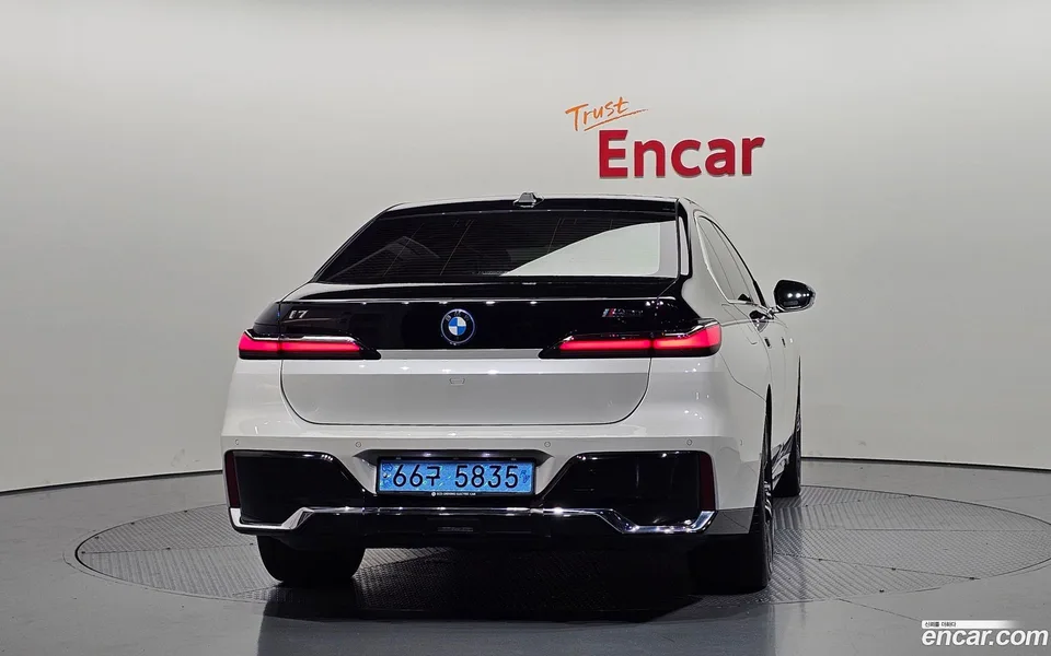 BMW i7 xDrive 60 M 2023 — thumbnail 4