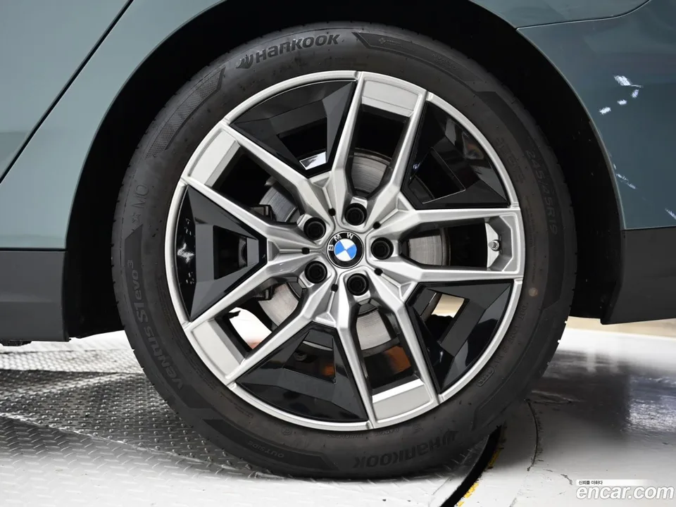 BMW 5 Series 523d xDrive 2025 — thumbnail 2