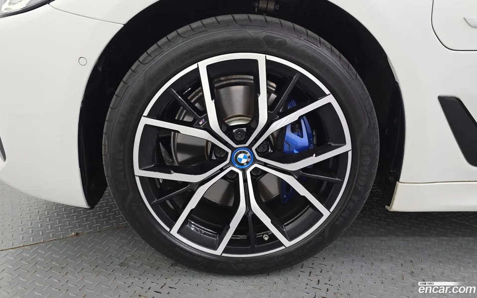 BMW 5 Series 530e M 2023 — thumbnail 2