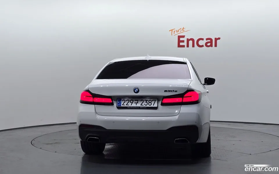 BMW 5 Series 530e M 2023 — thumbnail 4