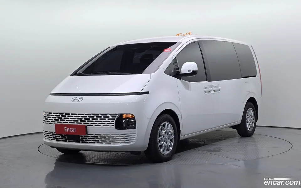 Hyundai Staria 5 2023 — photo 1, buy with delivery to Moscow