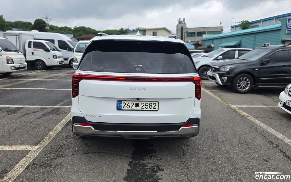 Kia Carnival 9 2023 — thumbnail 2