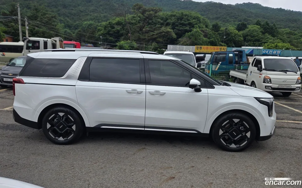 Kia Carnival 9 2023 — thumbnail 3