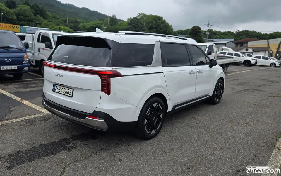 Kia Carnival 9 2023 — thumbnail 4