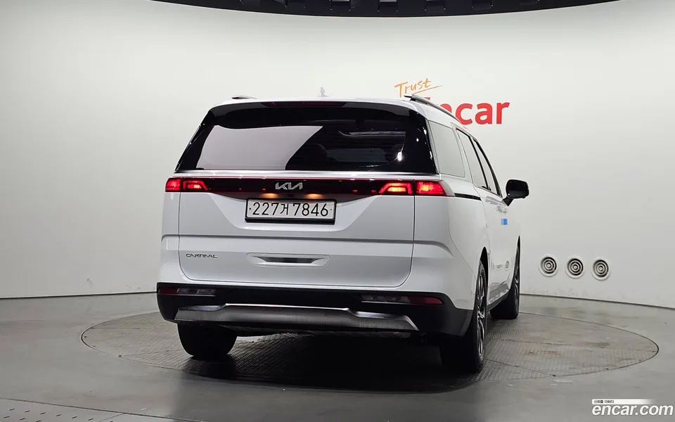 Kia Carnival 7 2023 — thumbnail 4