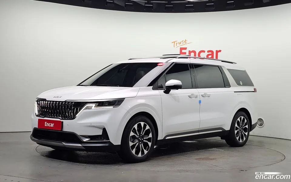 Kia Carnival 7 2023 — photo 1, buy with delivery to Moscow