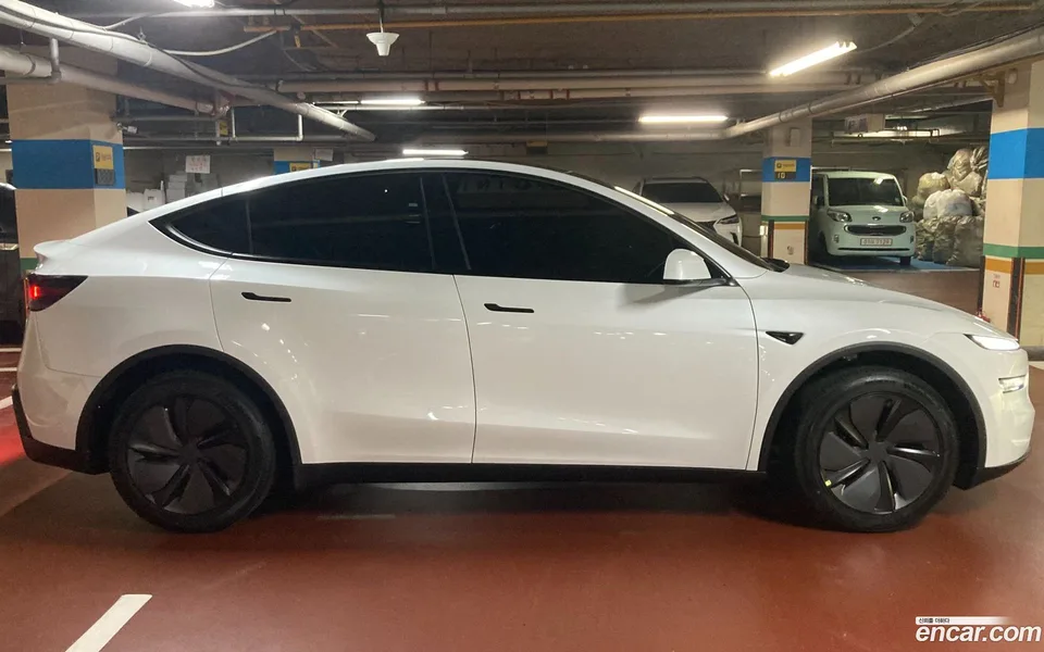 Tesla Model Y RWD 2026 — thumbnail 3