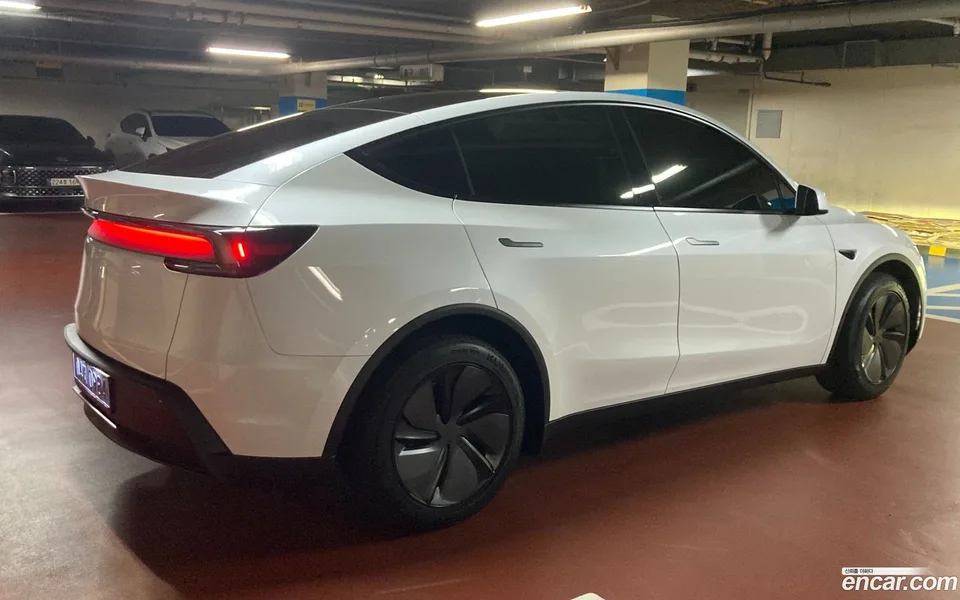 Tesla Model Y RWD 2026 — thumbnail 4