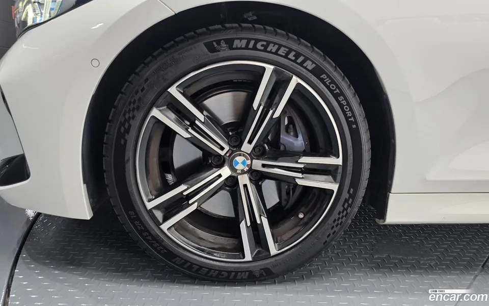 BMW 3 Series 320i M 2023 — thumbnail 2
