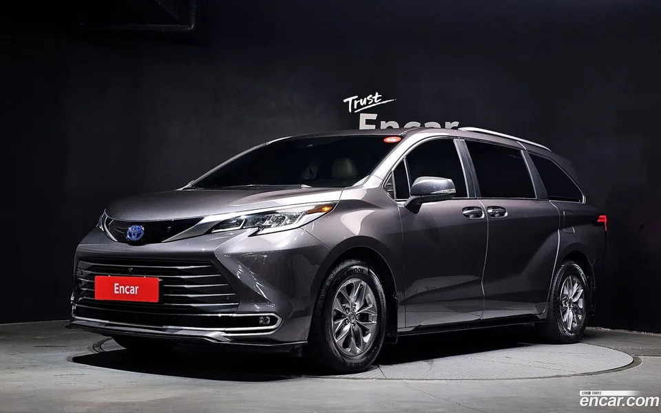 Toyota Sienna 2.5 AWD 2023 — photo 1, buy with delivery to Moscow