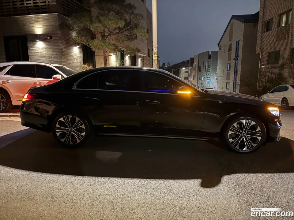 Mercedes-Benz E-Class E220d 4MATIC 2025 — thumbnail 4