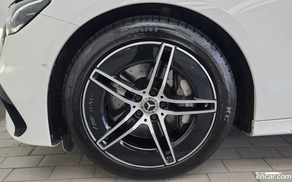 Mercedes-Benz E-Class E300 4MATIC AMG Line 2024 — thumbnail 5