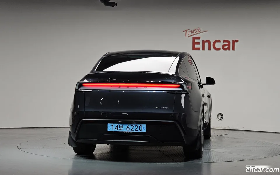 Tesla Model Y AWD 2025 — thumbnail 4