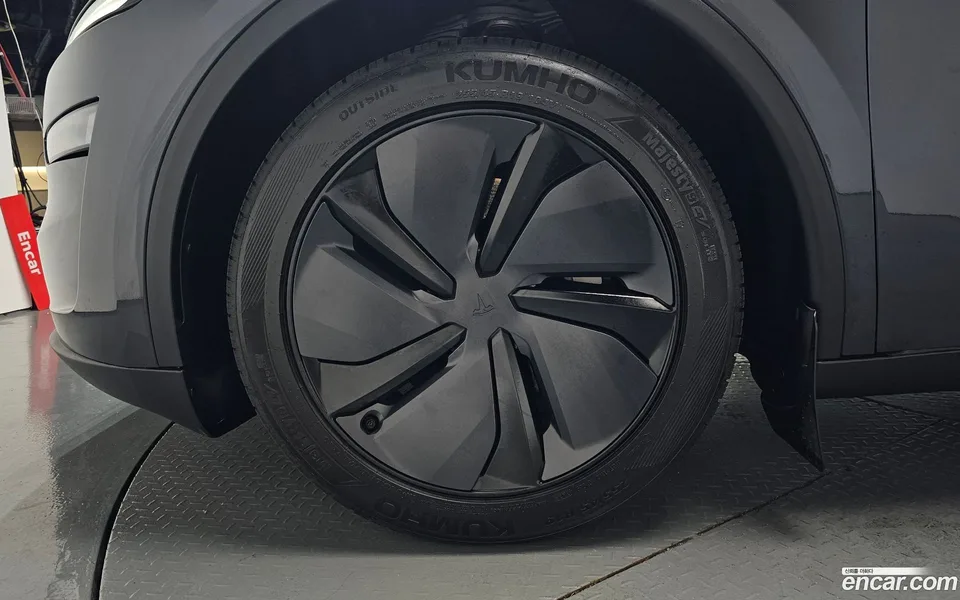 Tesla Model Y AWD 2025 — thumbnail 5