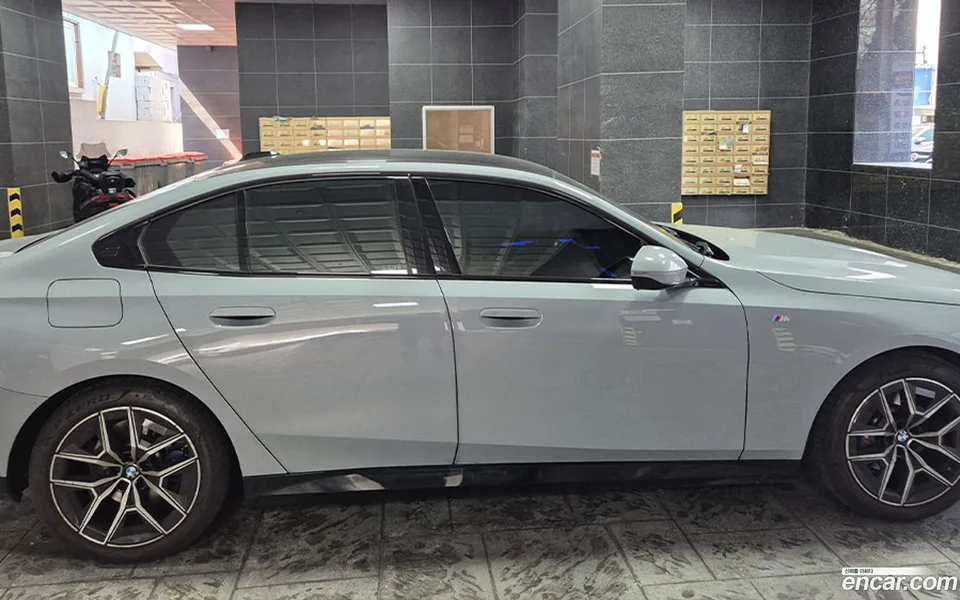 BMW 5 Series 523d M 2025 — thumbnail 2