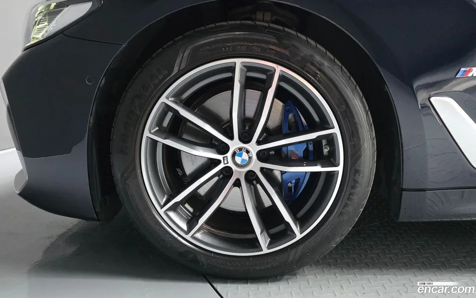 BMW 5 Series 520i M 2022 — thumbnail 2