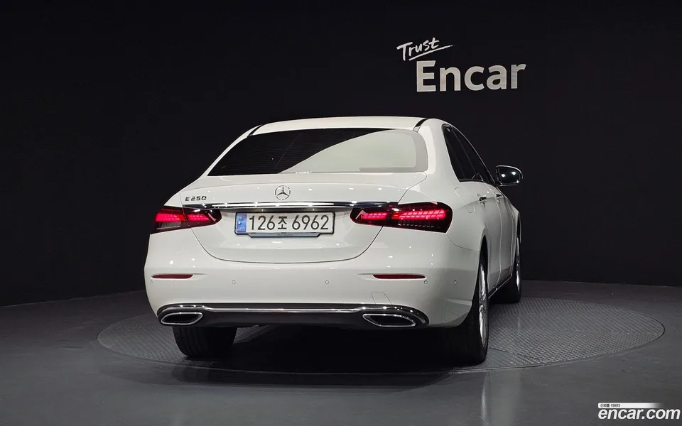 Mercedes-Benz E-Class E250 2023 — thumbnail 4