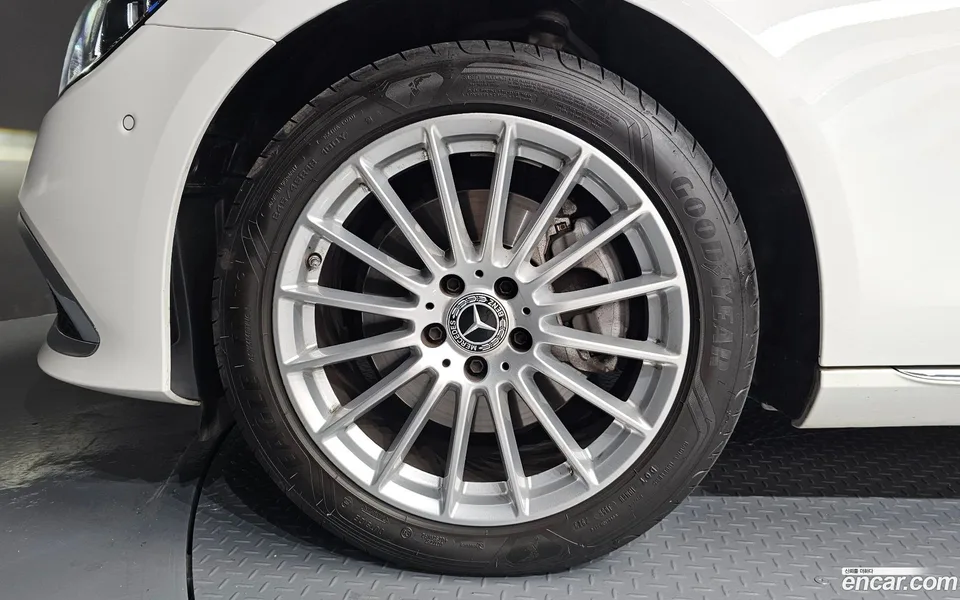 Mercedes-Benz E-Class E250 2023 — thumbnail 5