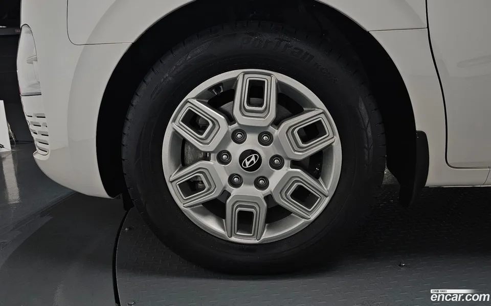 Hyundai Staria 5 2025 — thumbnail 2