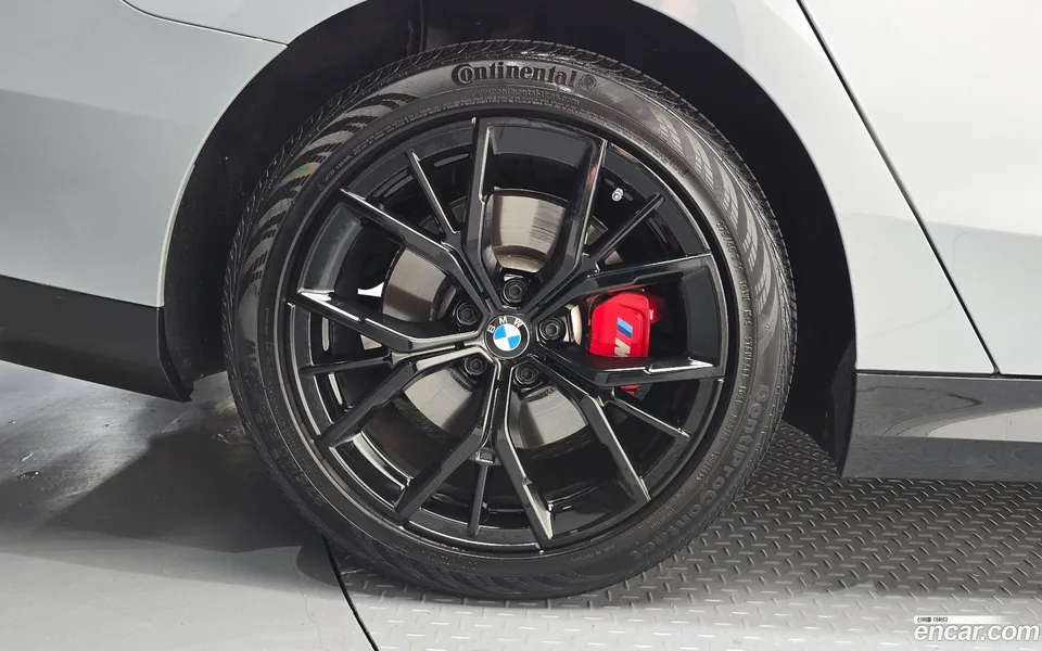 BMW 5 Series 520i 2024 — thumbnail 2