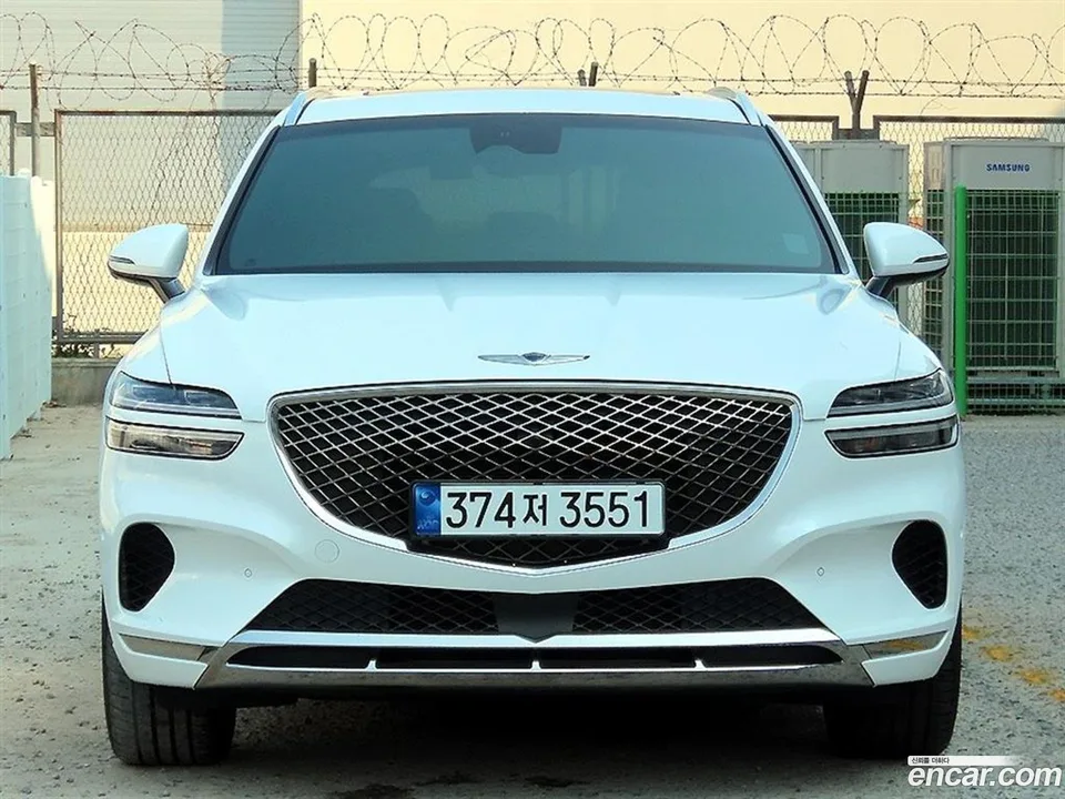 Genesis GV70 2.5T 2WD 2023 — photo 1, buy with delivery to Moscow