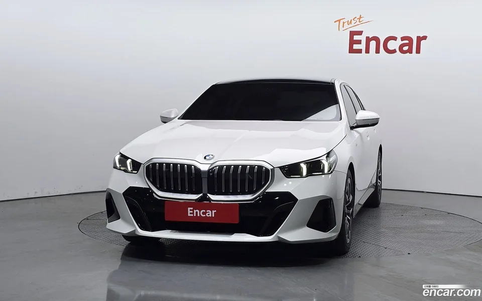 BMW 5 Series 520i M 2023 — thumbnail 3