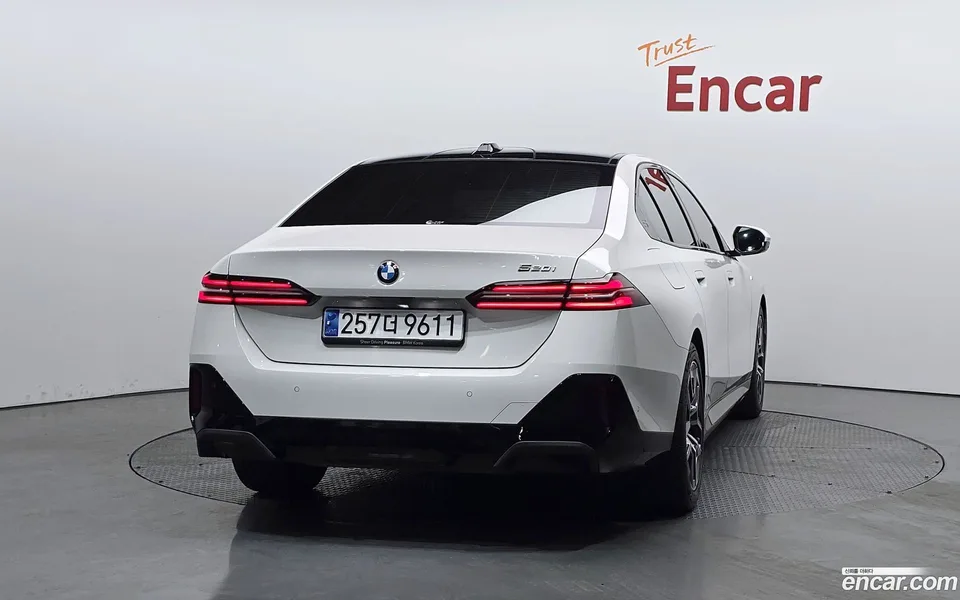 BMW 5 Series 520i M 2023 — thumbnail 4