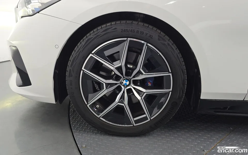 BMW 5 Series 520i M 2023 — thumbnail 5