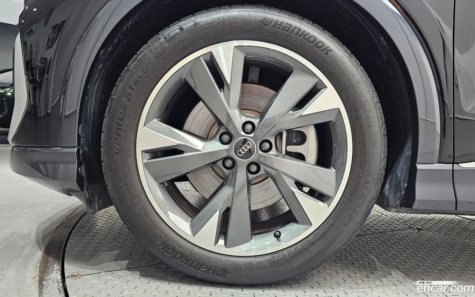 Audi Q4 e-tron 40 2023 — thumbnail 2