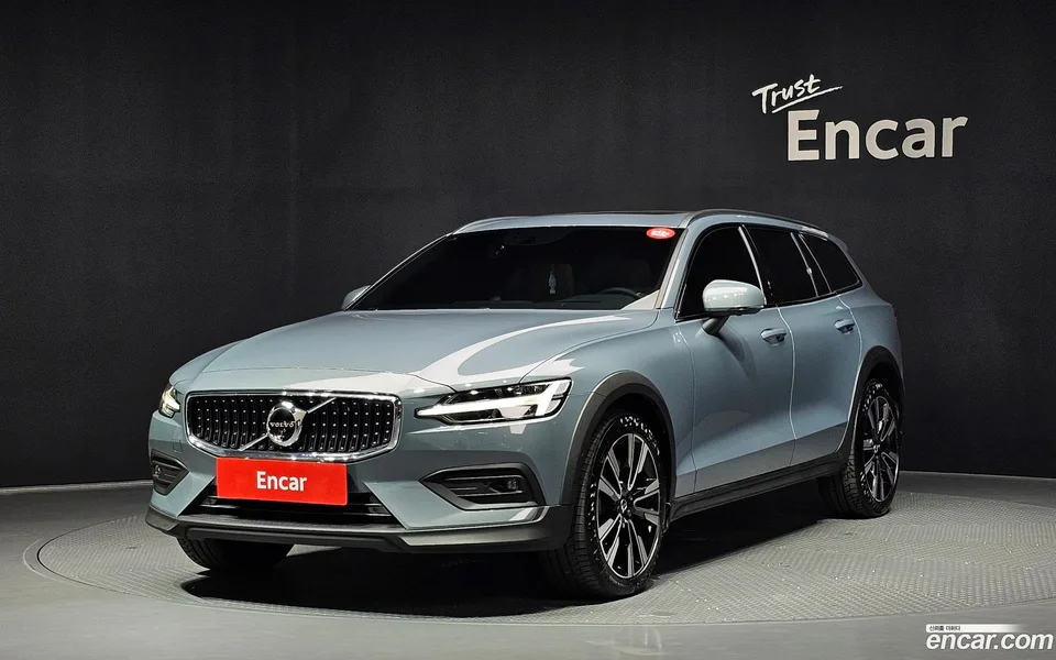 Volvo V60 Cross Country B5 AWD 2022 — photo 1, buy with delivery to Moscow