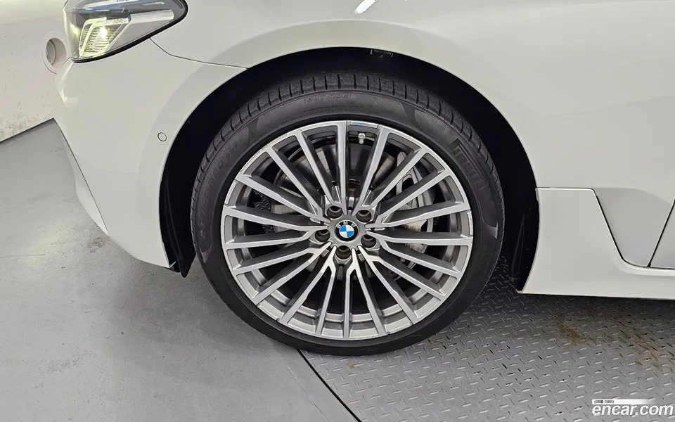 BMW 6 Series GT 640i xDrive 2022 — thumbnail 2