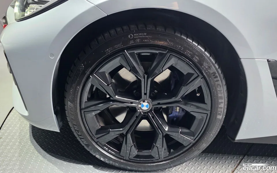 BMW 4 Series 420i M 2023 — thumbnail 2