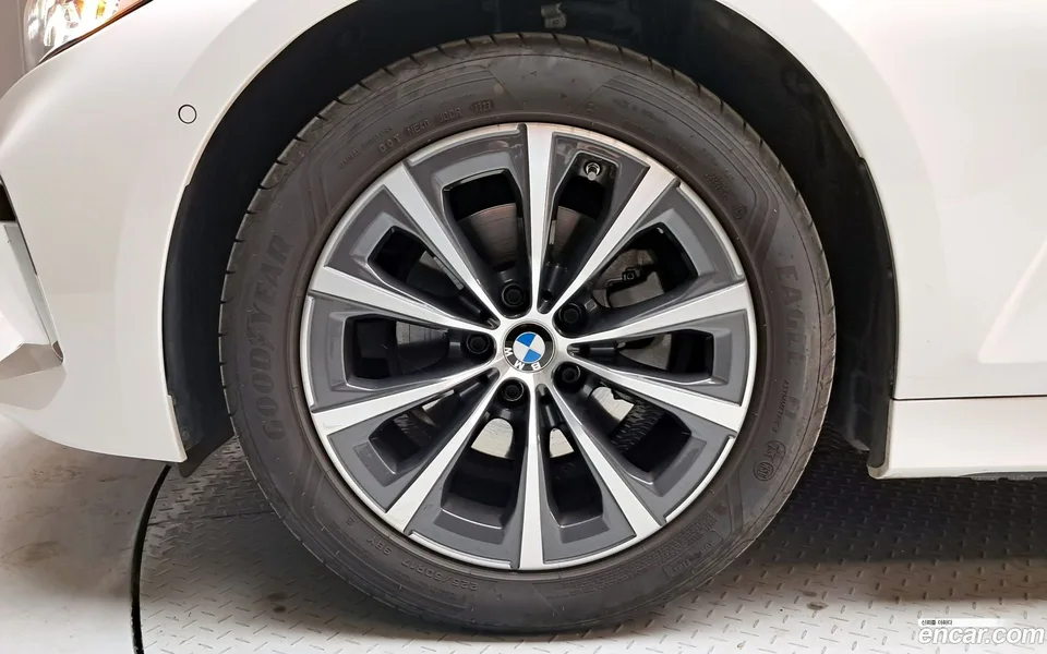 BMW 3 Series 320i 2023 — thumbnail 2