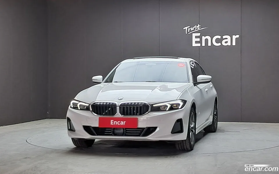 BMW 3 Series 320i 2023 — thumbnail 3